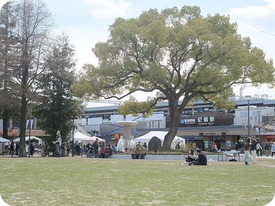中央公園1階 芝生広場