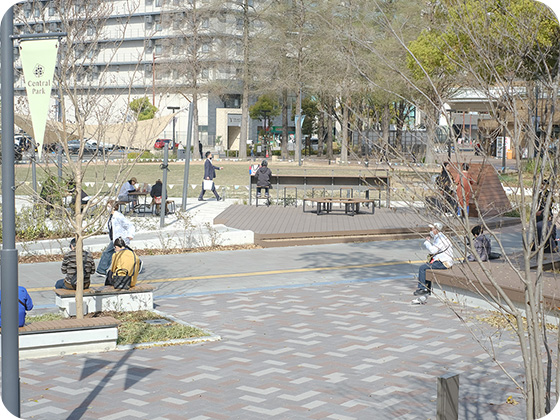 中央公園1階 木立の広場・デッキテラス