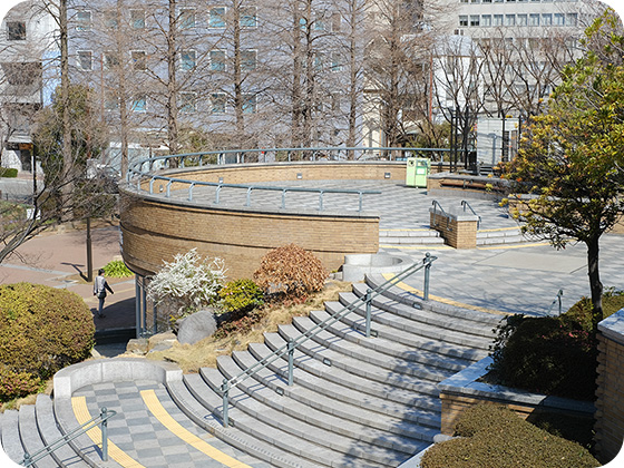 中央公園M2階 階段広場