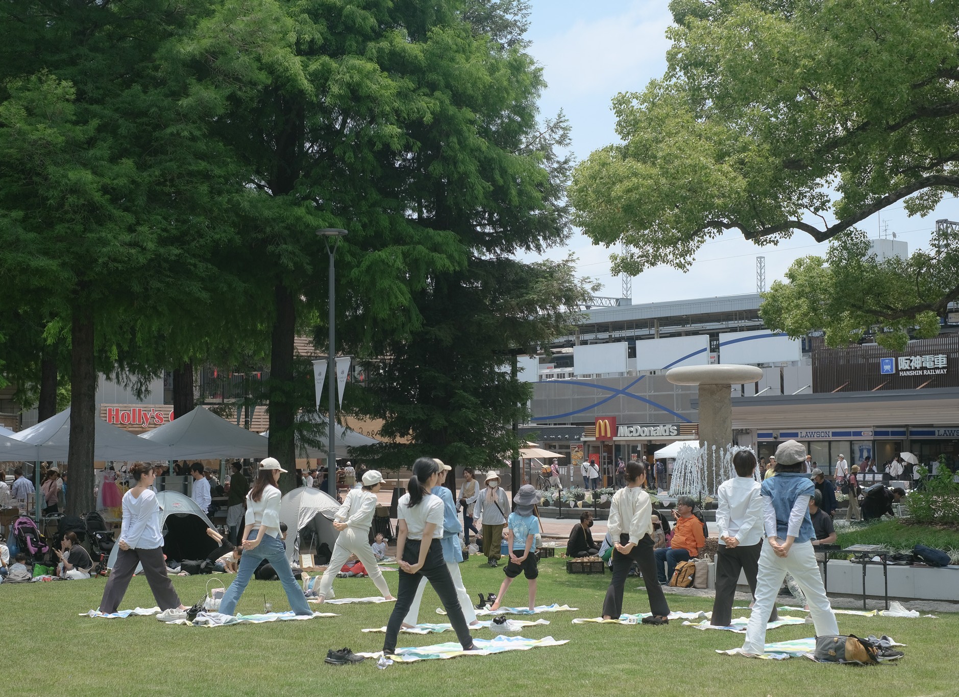 芝生でパークヨガ in 中央公園